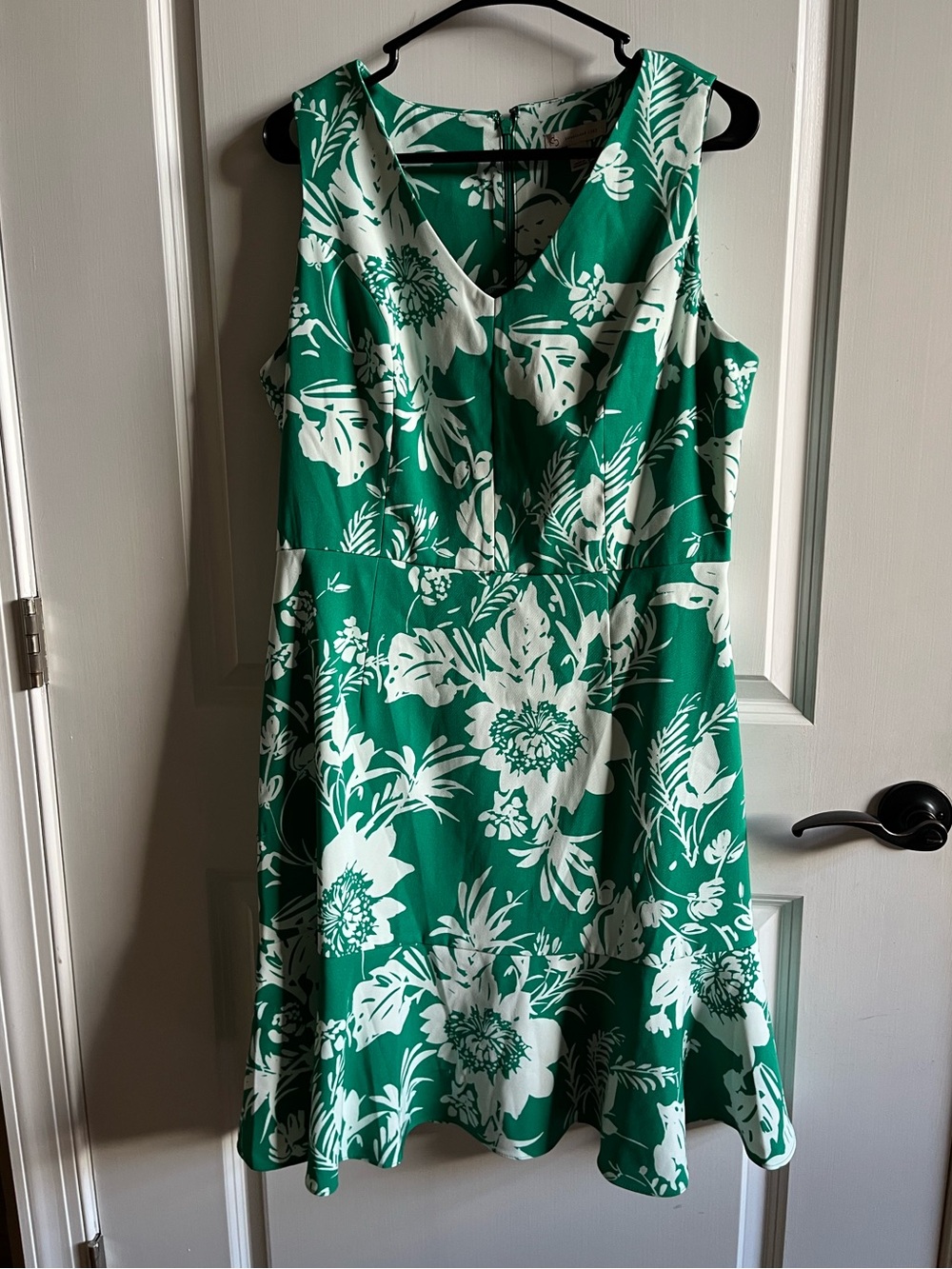 EUC Dress Barn Green and White Floral Sleeveless Fit & Flare Dress, Size 14